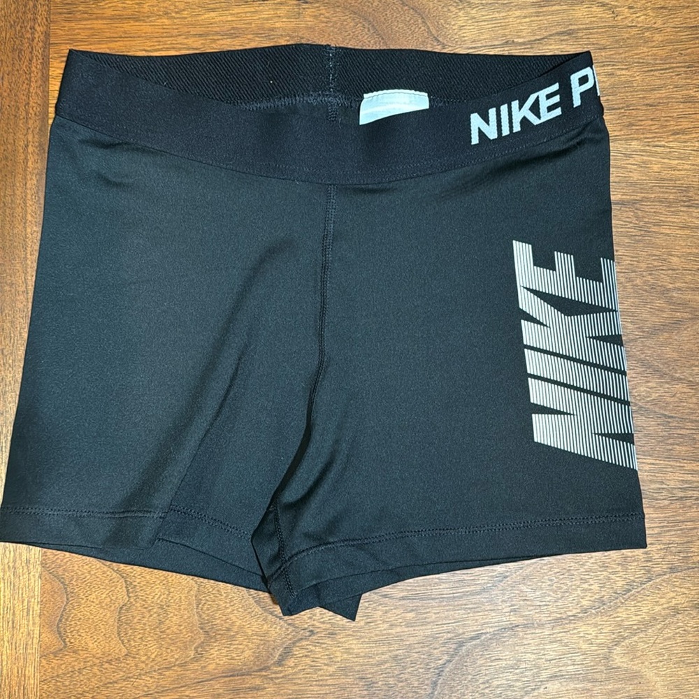 NWOT Nike Pro 3” shorts